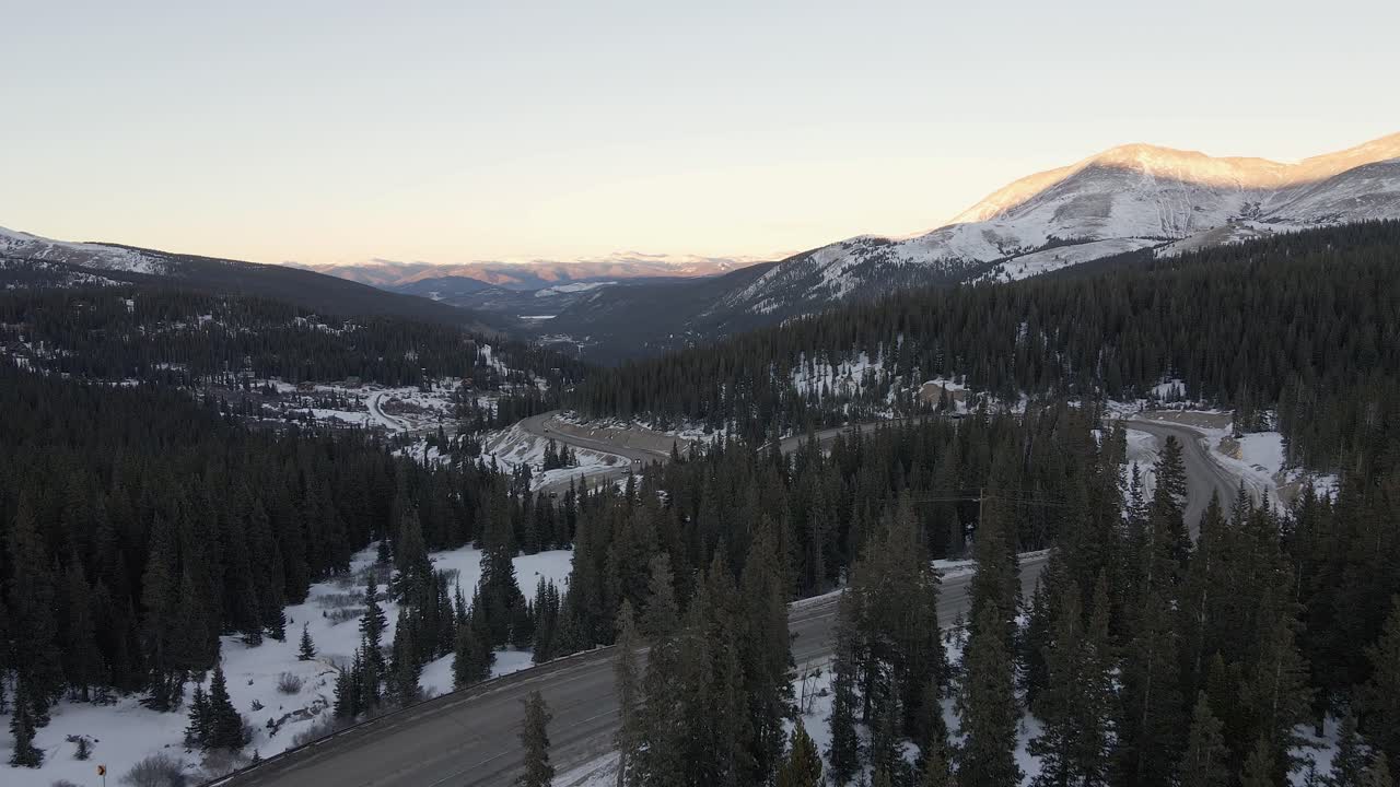 volando sobre las copas de los árboles y las curvas de la autopista 9 hacia hoosier ridge y red mountain