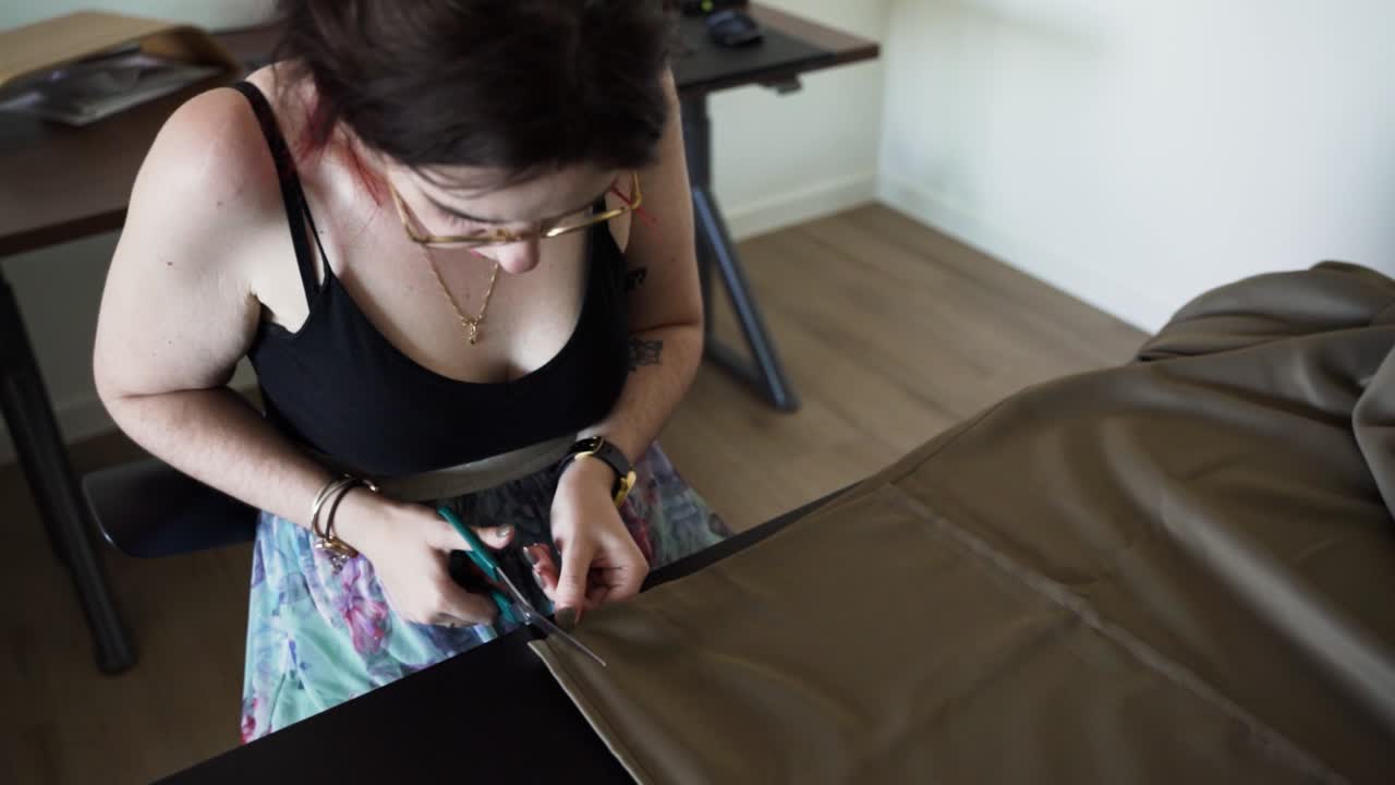 mujer atractiva cosiendo con tela de aspecto moderno, vista de cerca