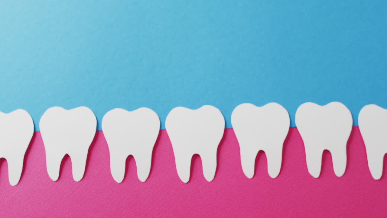 복사 공간과 함께 파란색 배경에 분홍색  ⁇ 에  ⁇  종이 치아의 비디오