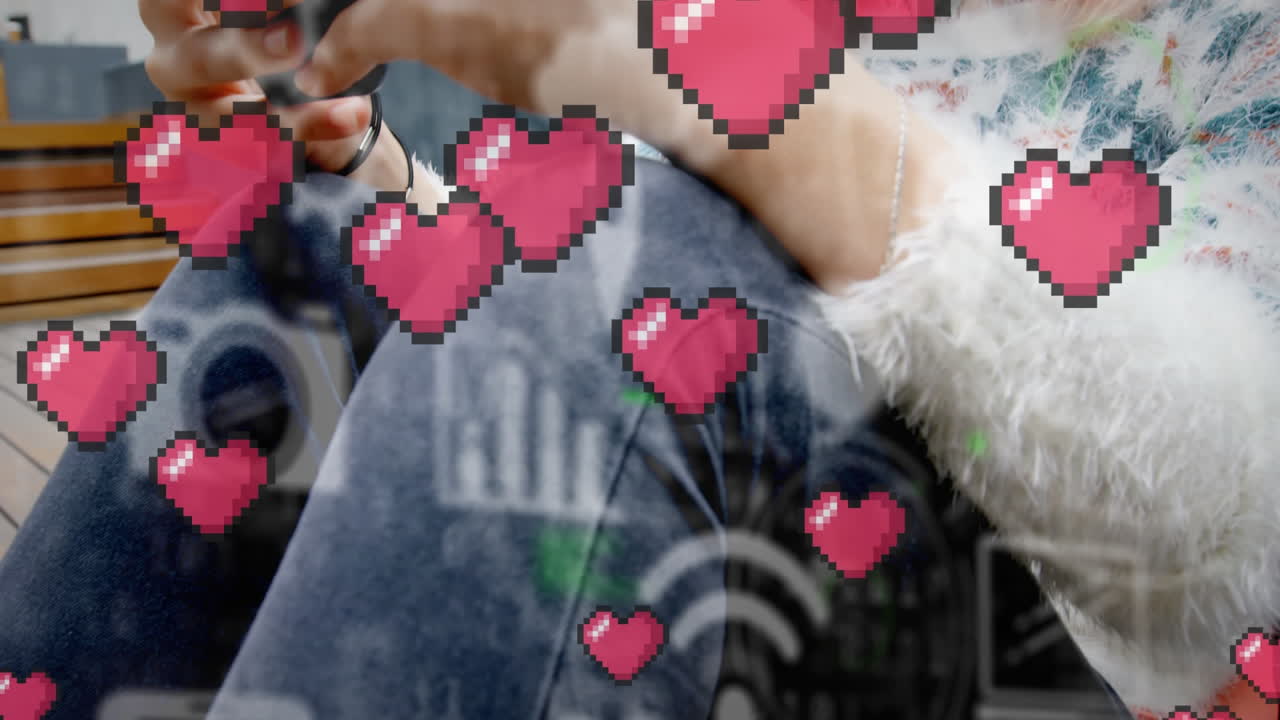 스마트 폰을 사용하는 여성 위에 디지털 심장 아이콘의 애니메이션