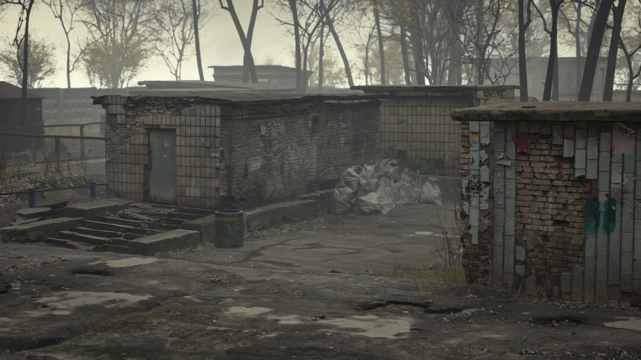 edificios viejos y abandonados en una pequeña ciudad