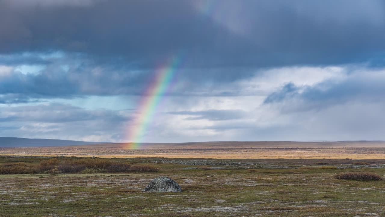 un arco iris sobre el desolado paisaje nórdico