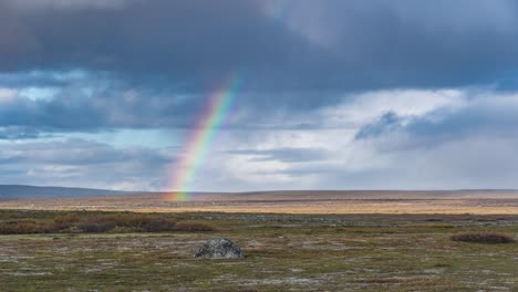 Un-Arco-Iris-Sobre-El-Inhóspito-Paisaje-Nórdico.