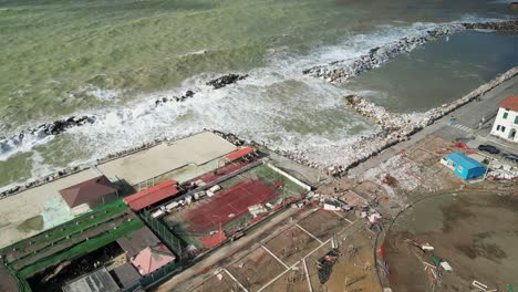 Vista-Aérea-Panorámica-De-La-Costa-Destruida-De-Marina-Di-Pisa-Después-De-La-Tormenta,-Italia