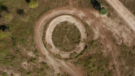 Toma-Aérea-De-Drones-De-La-Pista-De-Carreras-Circular