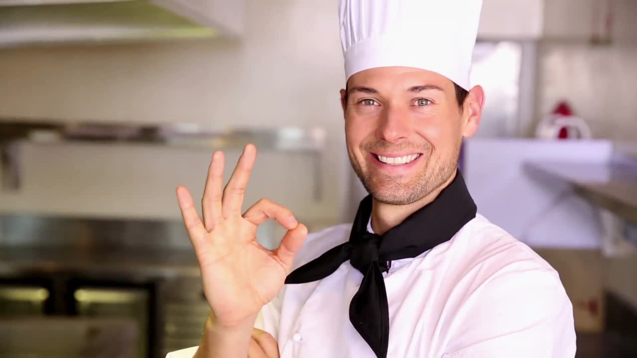 chef feliz haciendo una señal a la cámara.