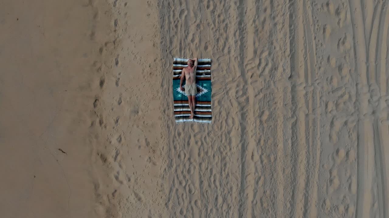 멕시코의 해변에 있는 남자