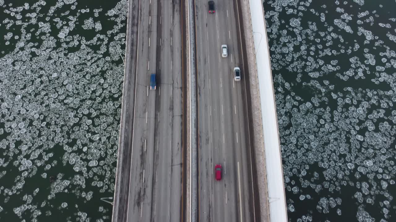 희귀한 빙산 원형 곰팡이 조류 거품이 북쪽 서스캐처원 강을 따라 서쪽으로 향하는 동안 드론은 에드먼턴 앨버타 캐나다 3-3에서 교통량이 적은 유리한 클래식 퀘스넬 다리 위로 남쪽으로 날아갑니다.