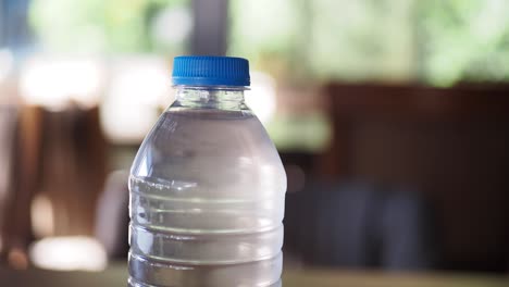 botella de agua de plástico