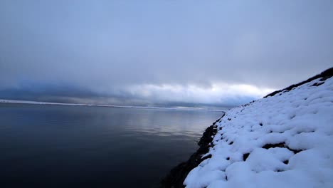 Hermosa-Toma-De-La-Presa-De-Gaddins-En-Todmorden,-Cubierta-De-Nieve-En-Una-Toma-Muy-Tranquila-Y-Relajante