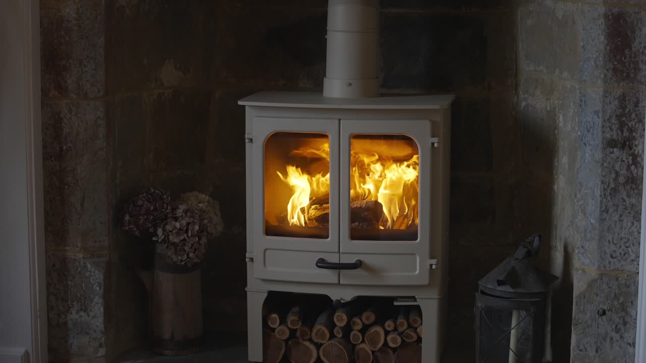 나무 를 태우는 스토브 에서 반 ⁇ 이는 느린 움직임 의 불꽃