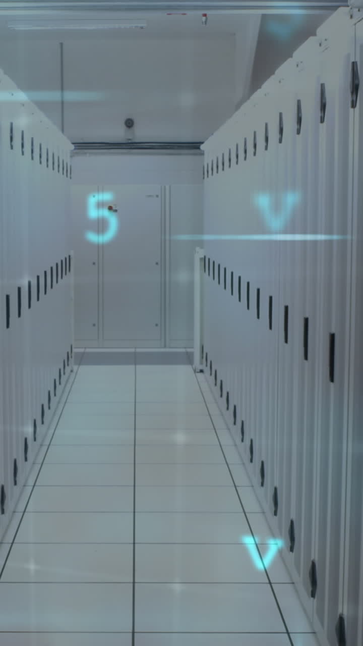 animación de advertencia de ataque cibernético con letras y números sobre la sala del servidor