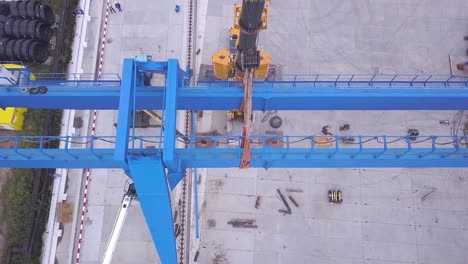 instalación de grúas de pórtico en un sitio de construcción