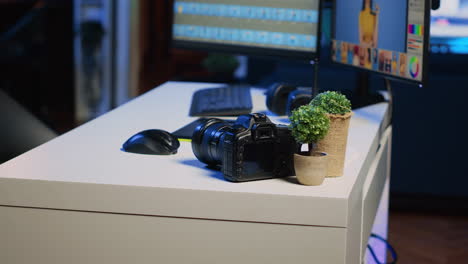 Professionelle-Kamera-Auf-Dem-Schreibtisch-Im-Fotostudio,-Mit-Der-Redaktionelle-Bilder-Aufgenommen-Wurden