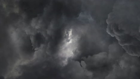 Stürmischer-Dunkler-Himmel-Und-Gewitter