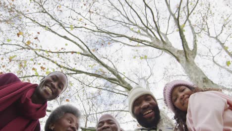 retrato de video de padres y hijas africanos americanos felices con los abuelos en el jardín