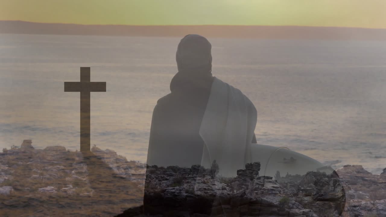 Uomo che osserva la luce dell'alba sorgere accanto a una croce sul mare, mentre una silhouette di agnello emerge per una riflessione sulla fede.
