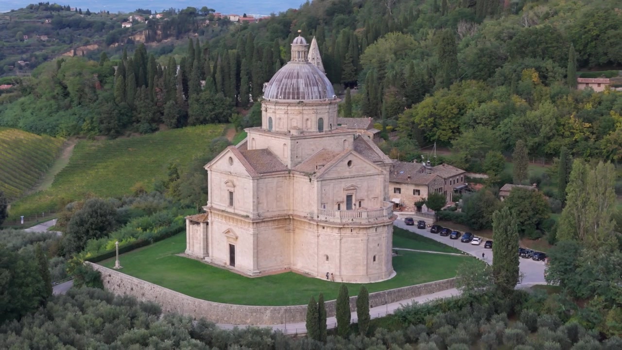 Chiesa cattolica a cupola del XVI secolo che domina la campagna, Santuario della Madonna di San Biagio, Toscana, ripresa con drone