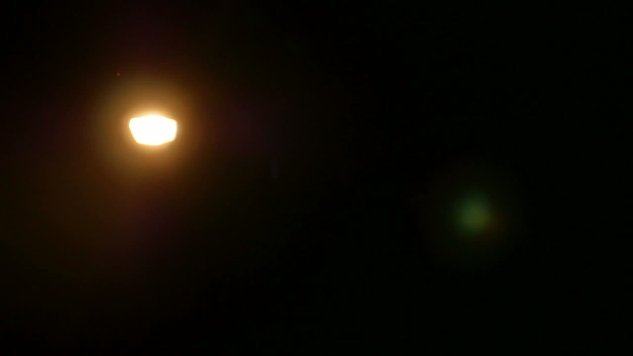 una luz de estudio que se enciende y apaga el tiro se mueve de la derecha al lado izquierdo