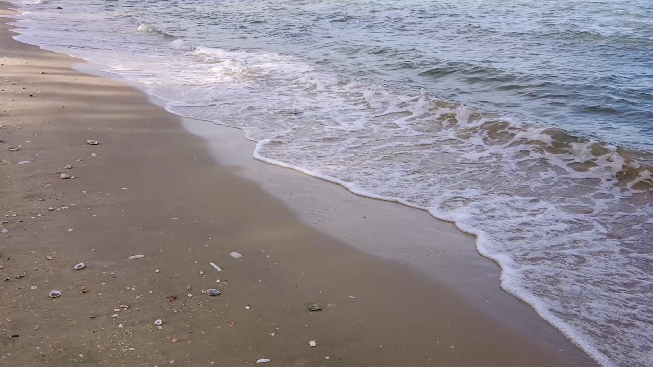 바다의 파도와 해변의 모래, 태국의 푸른 하늘 화창한 날