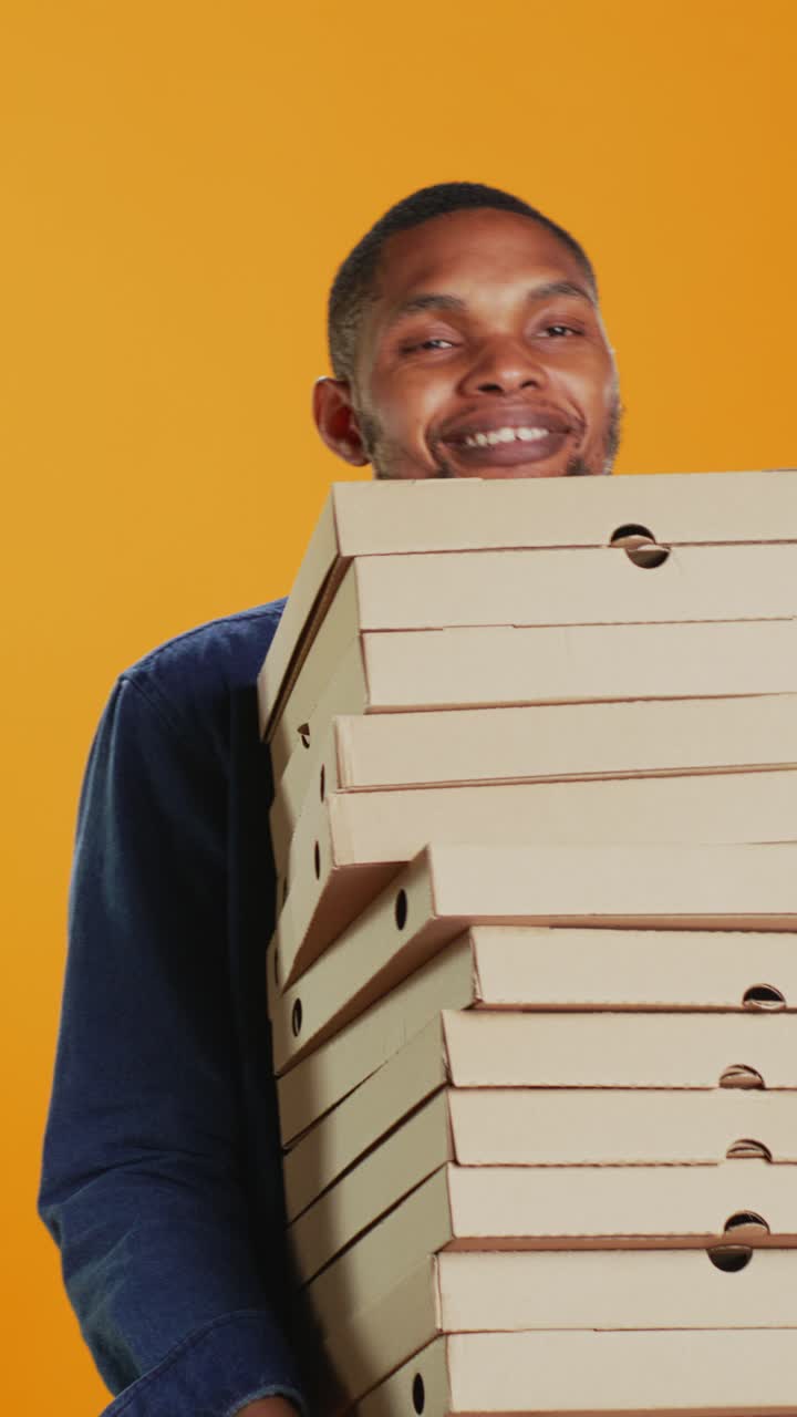Pria Pengantar Tersenyum Membawa Tumpukan Kotak Pizza