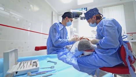 procedimiento dental en una clínica
