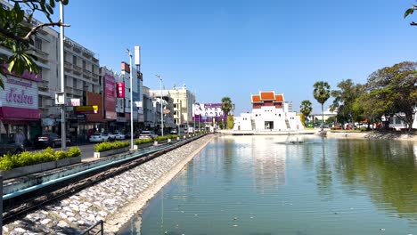 paisaje urbano con canal y templo en tailandia