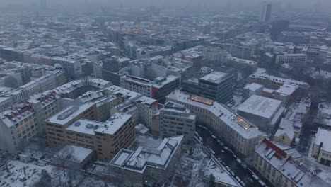 Imágenes-Panorámicas-Aéreas-Del-Desarrollo-De-La-Ciudad-Cubierta-De-Nieve.-Brumosa-Escena-De-La-Ciudad-De-Invierno-Del-Barrio-Urbano.-Berlín,-Alemania