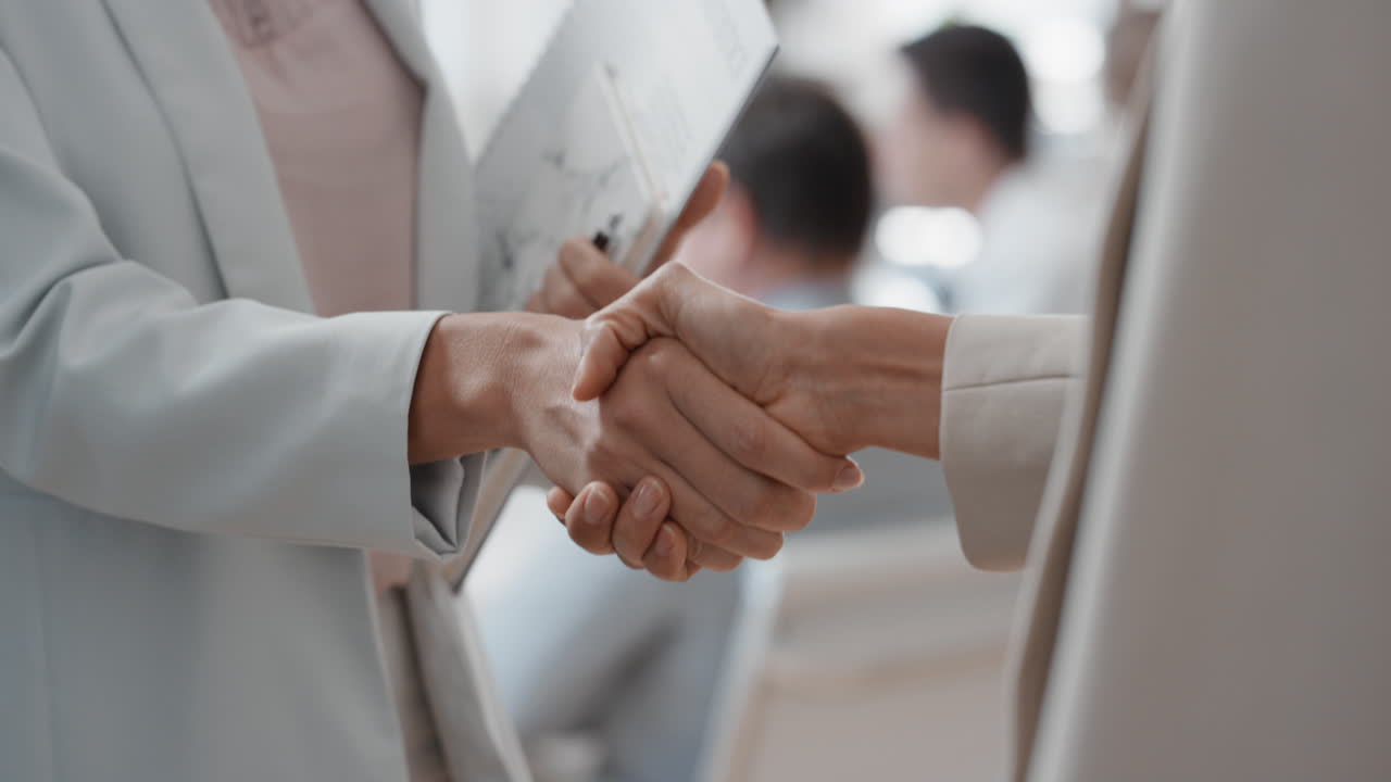 gente de negocios estrechándose la mano acuerdo de asociación corporativa bienvenida oportunidad de cooperación en la oficina