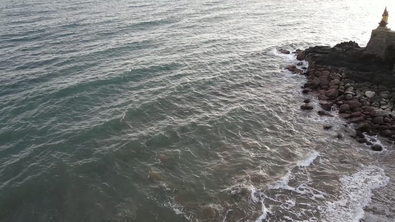 Vista aerea delle onde dell'oceano che si schiantano su una costa rocciosa