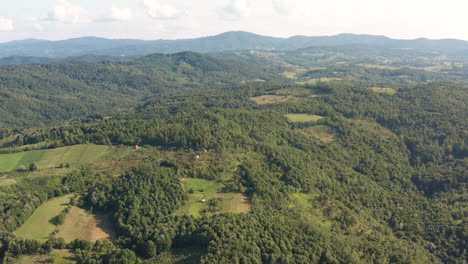 Imágenes-De-Drones-De-Un-Increíble-Bosque-Verde-En-Medio-De-Bosnia-Y-Herzegovina,-Montaña-Majevica-Con-Una-Impresionante-Temporada-De-Primavera-Y-Grandes-Montañas