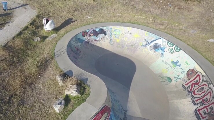 Skater che sfreccia ad alta velocità a Cascais.