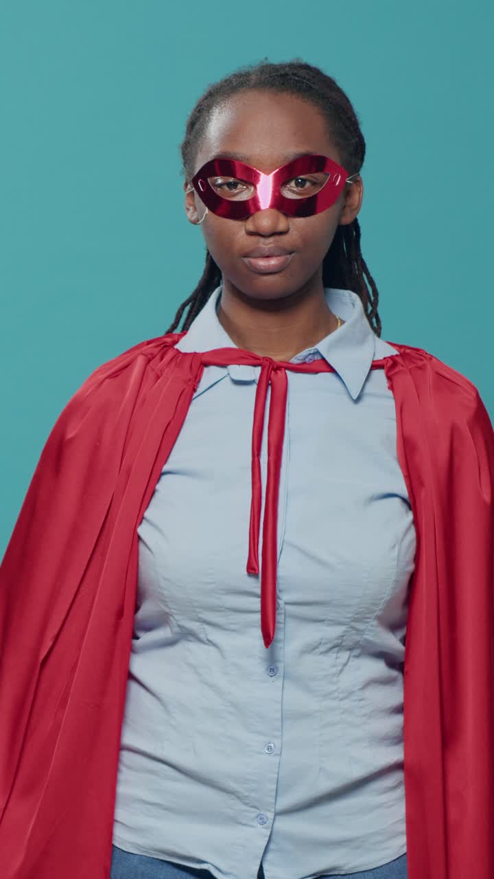 Una mujer disfrazada de superheroína