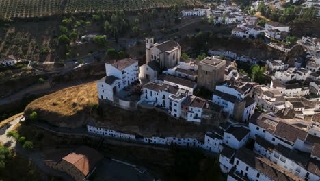 setenil de las bodegas - hermoso pueblo andaluz de casas blancas en españa - toma aérea de drones