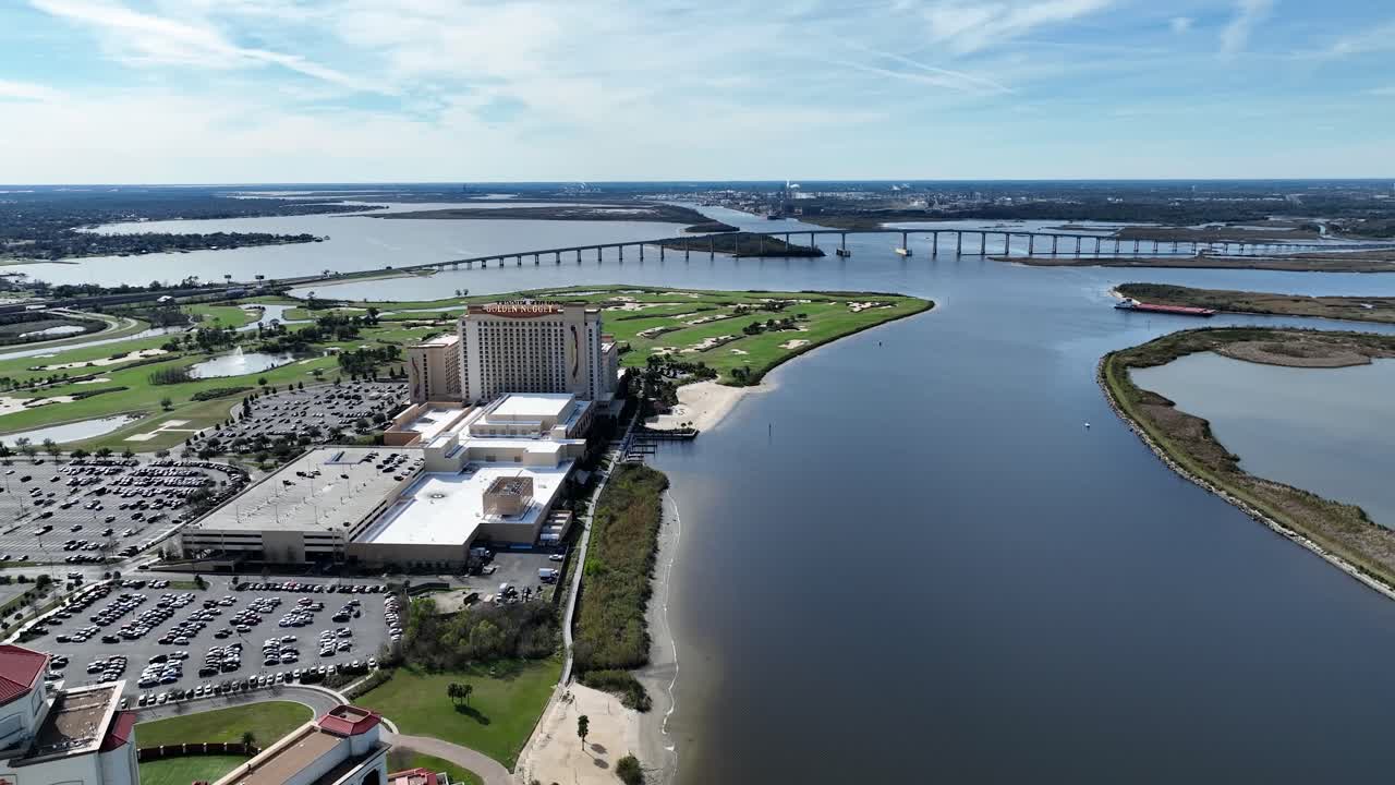 Visão de drone de um cassino à beira-mar e ponte em Lake Charles, Louisiana