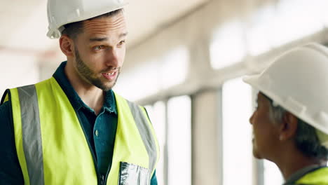 Ingenieur,-Mann-Und-Frau-Diskutieren