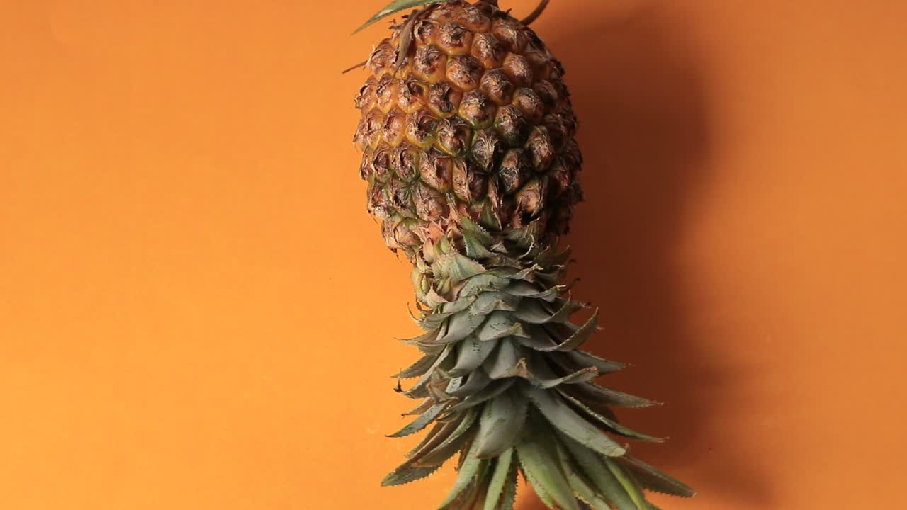 piña entera sobre fondo amarillo