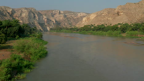 Vuelo-Sobre-El-Río-Catumbela,-Benguela,-Imágenes-De-Angola-Con-Drone,-120-Fps