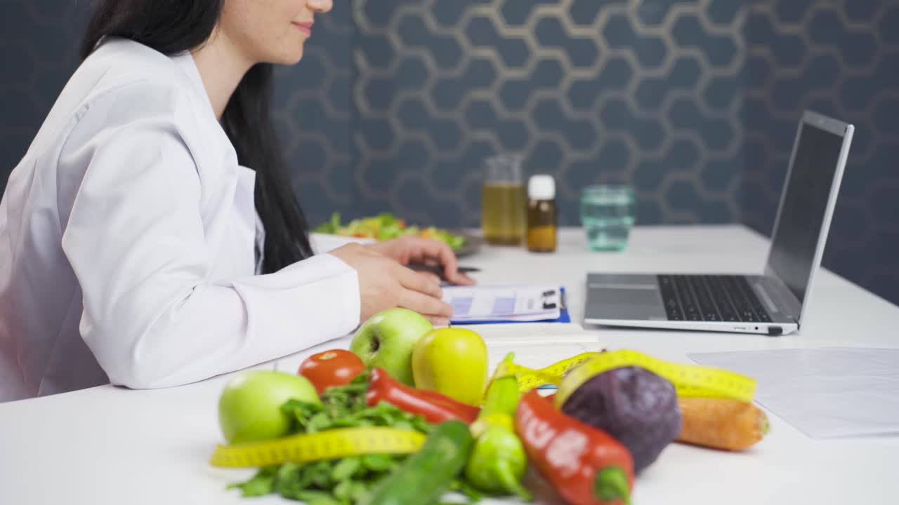 dietista que muestra el plan de dieta en línea.