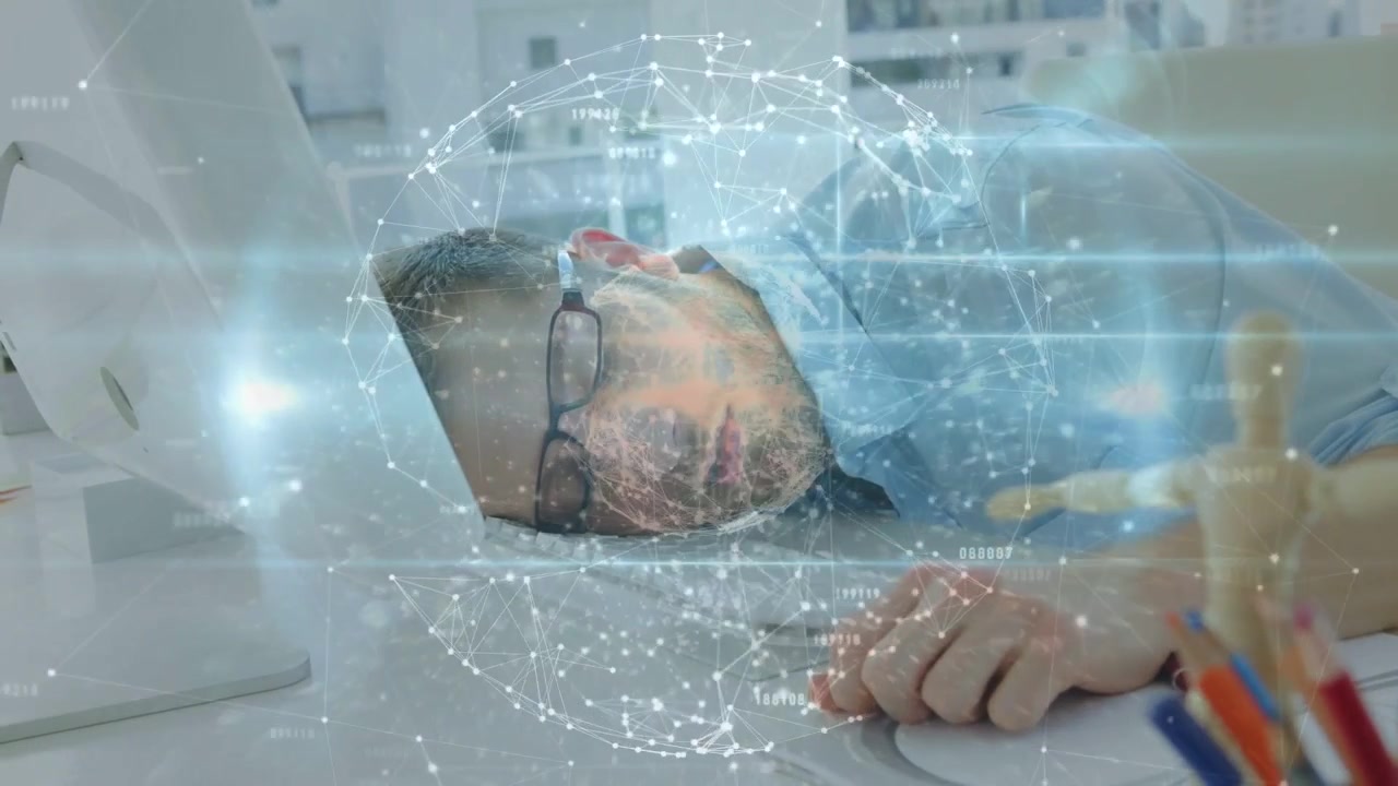 縦型動画：デスクで眠る男性の顔とカップにホログラムが重なって現れ、技術をデモンストレーション。