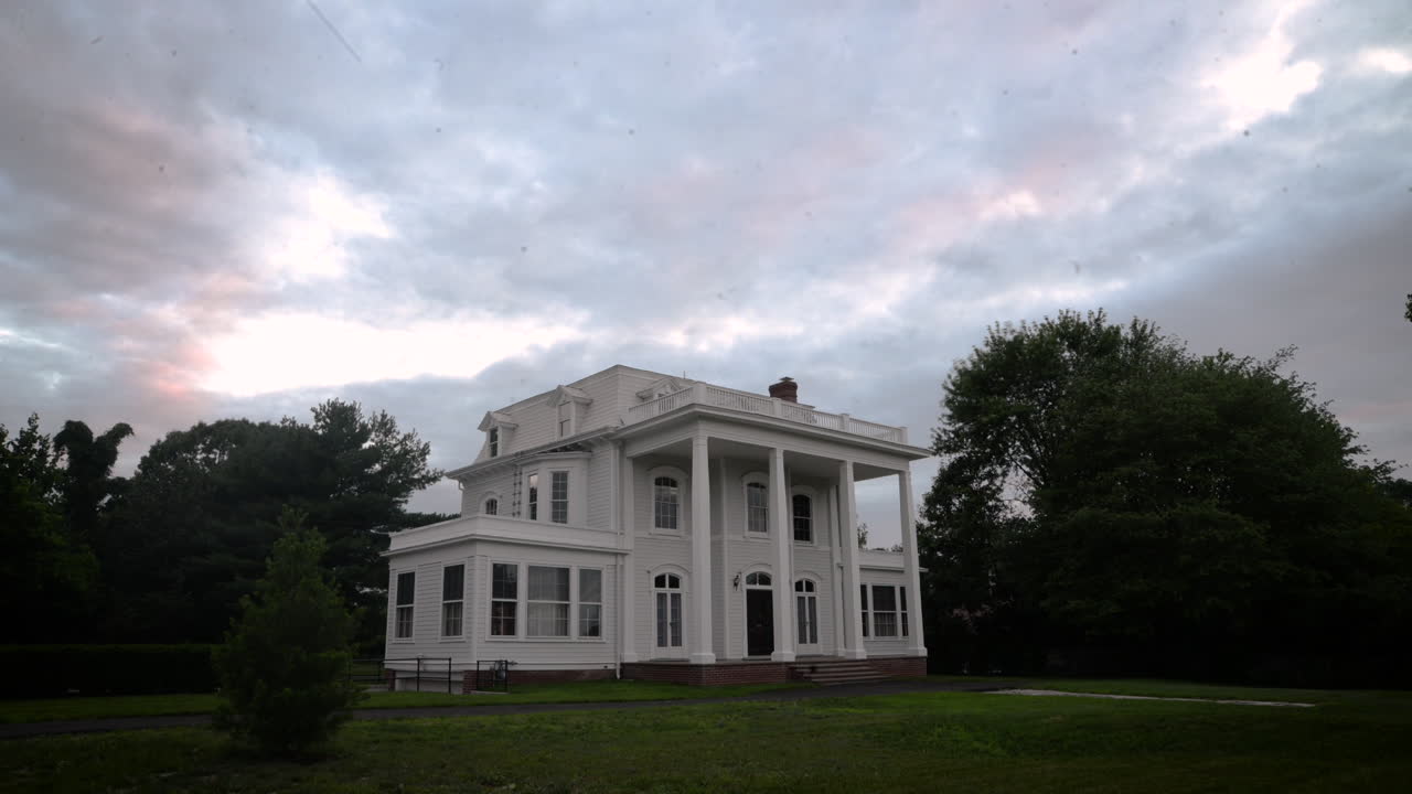 таймлапс разноцветных облаков, проходящих над викторианской усадьбой конца 18 века