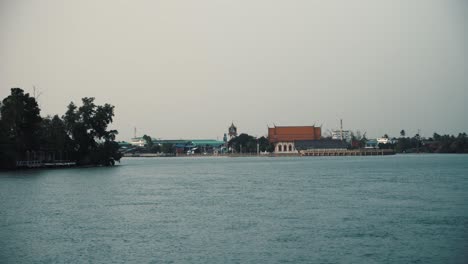 Un-Templo-Junto-Al-Río-Maeklong-En-Tailandia