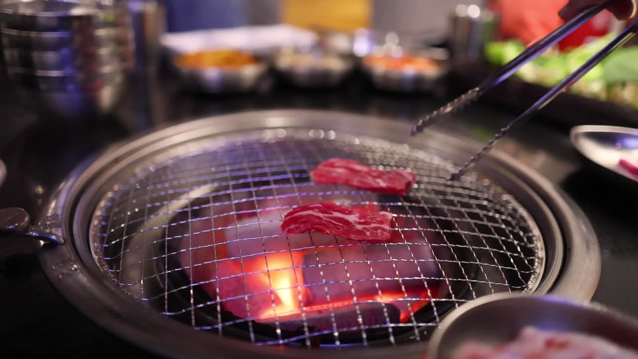 한국 bbq 그릴에서 고기 김