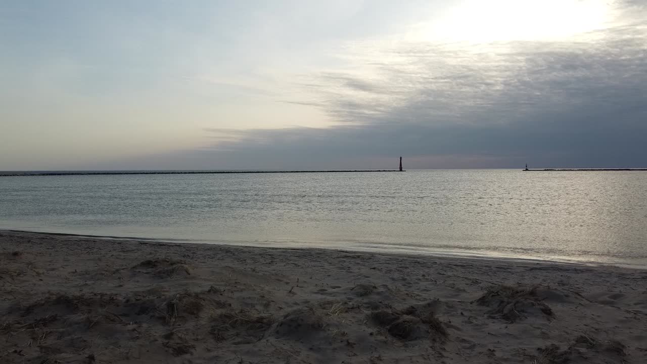 costa arenosa en el lago michigan a través de drones