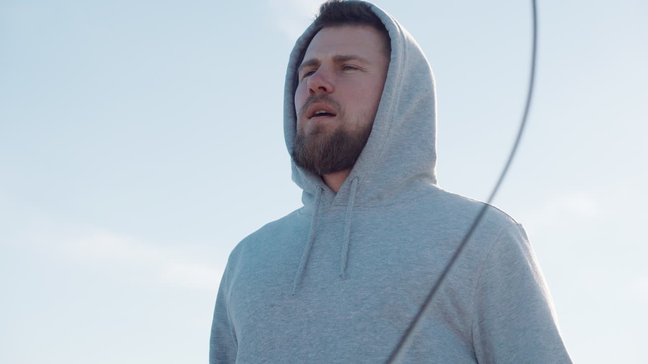 야외에서 후디를 입은 남자