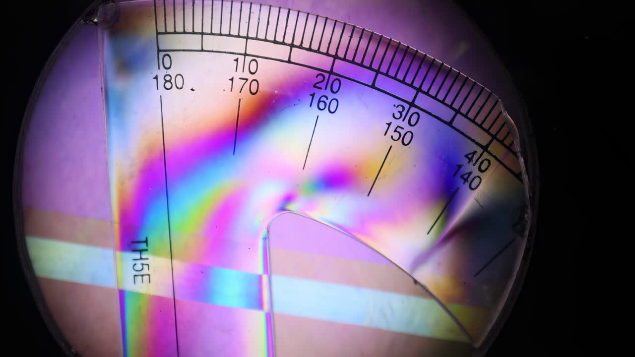 프로트랙터 표면에 있는 다채로운 빛 패턴