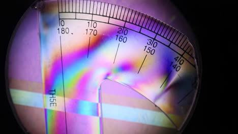 patrones de luz coloridos en una superficie de protractor