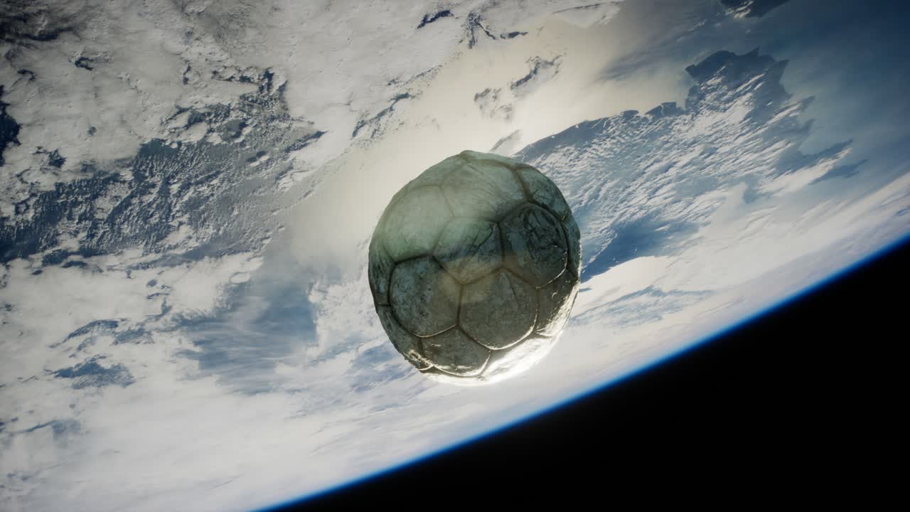 vieja pelota de fútbol en el espacio en órbita terrestre