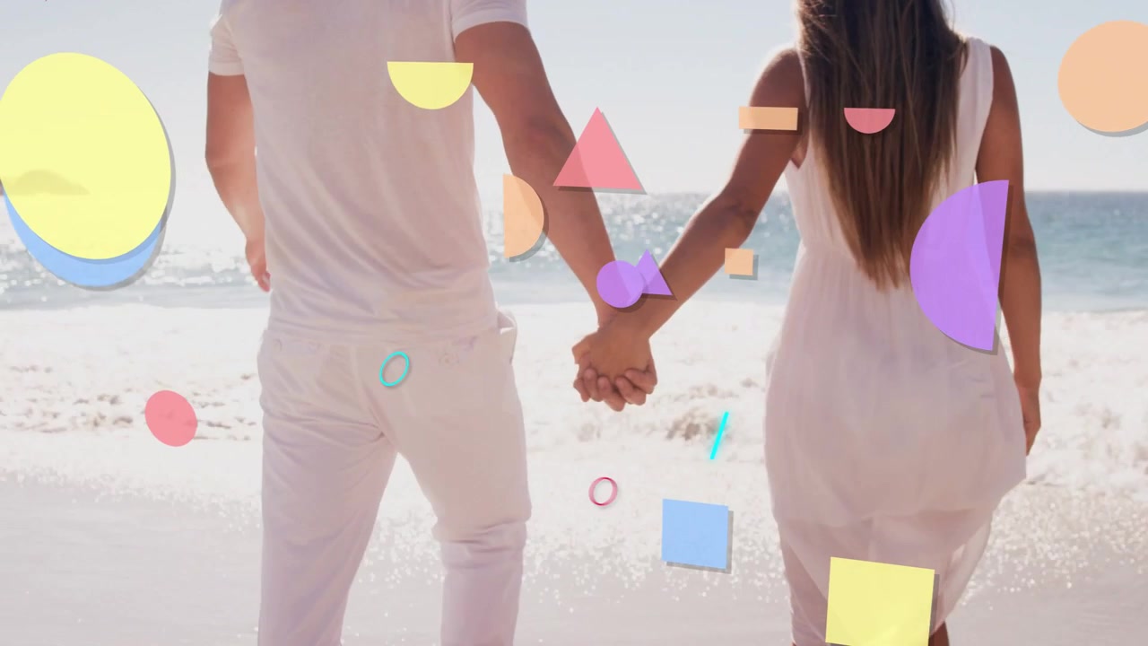 Coppia che cammina mano nella mano sulla spiaggia, con forme pastello che appaiono, crescono e si sovrappongono a loro per annunci pubblicitari.