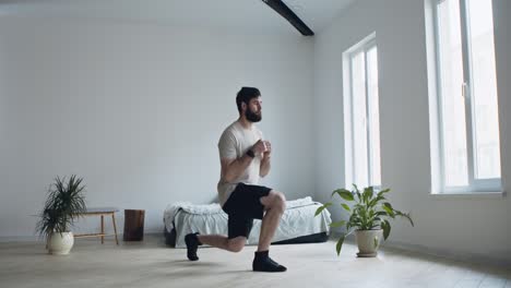 hombre haciendo lunges en casa